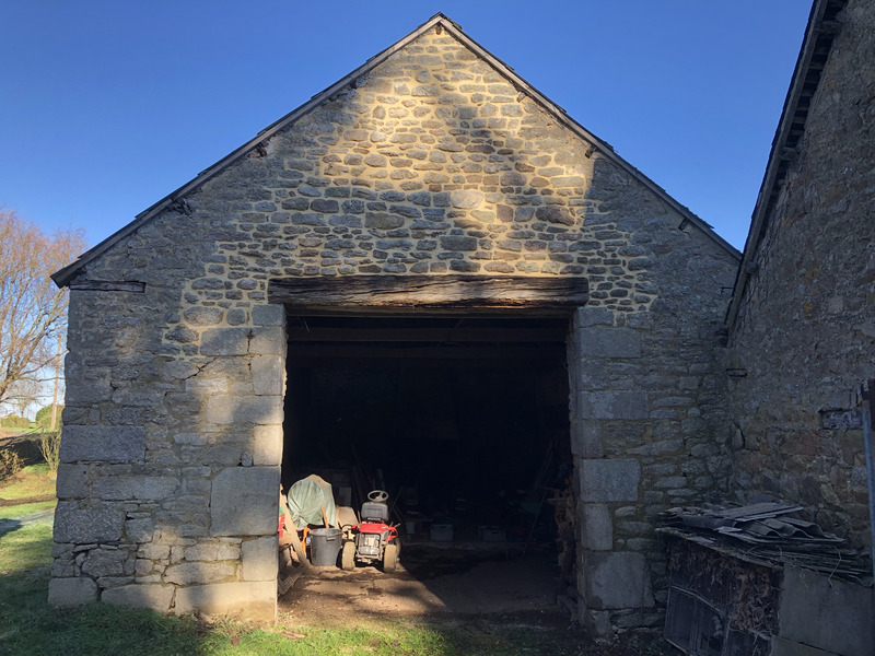 Photo de la reprise d'un pignon en pierre, travail finalisé vue de loin