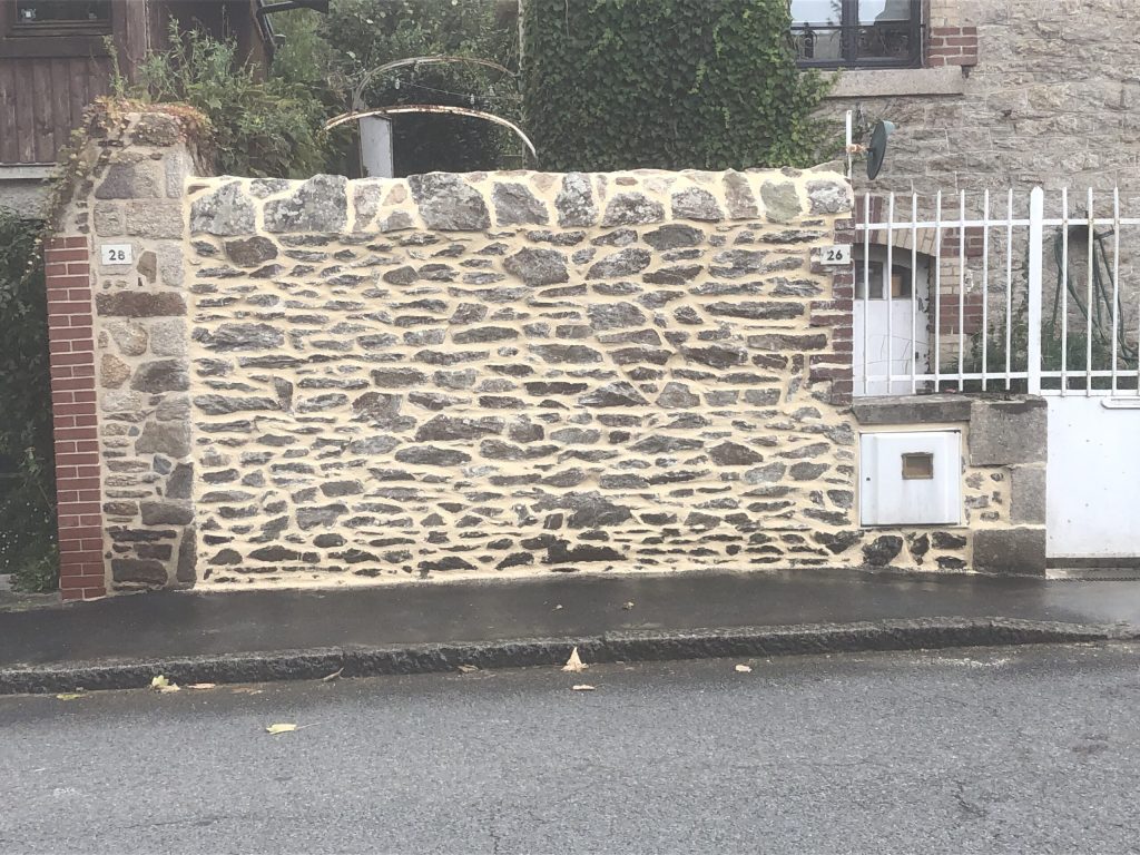 Photo d'un mur en pierre après les travaux