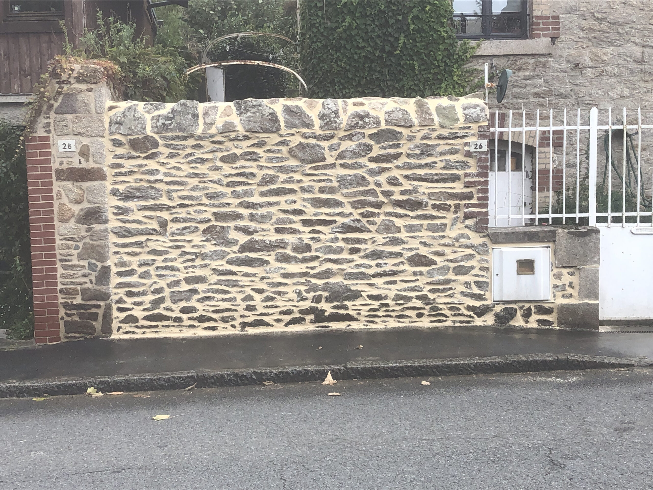 Photo d'un mur en pierre après les travaux